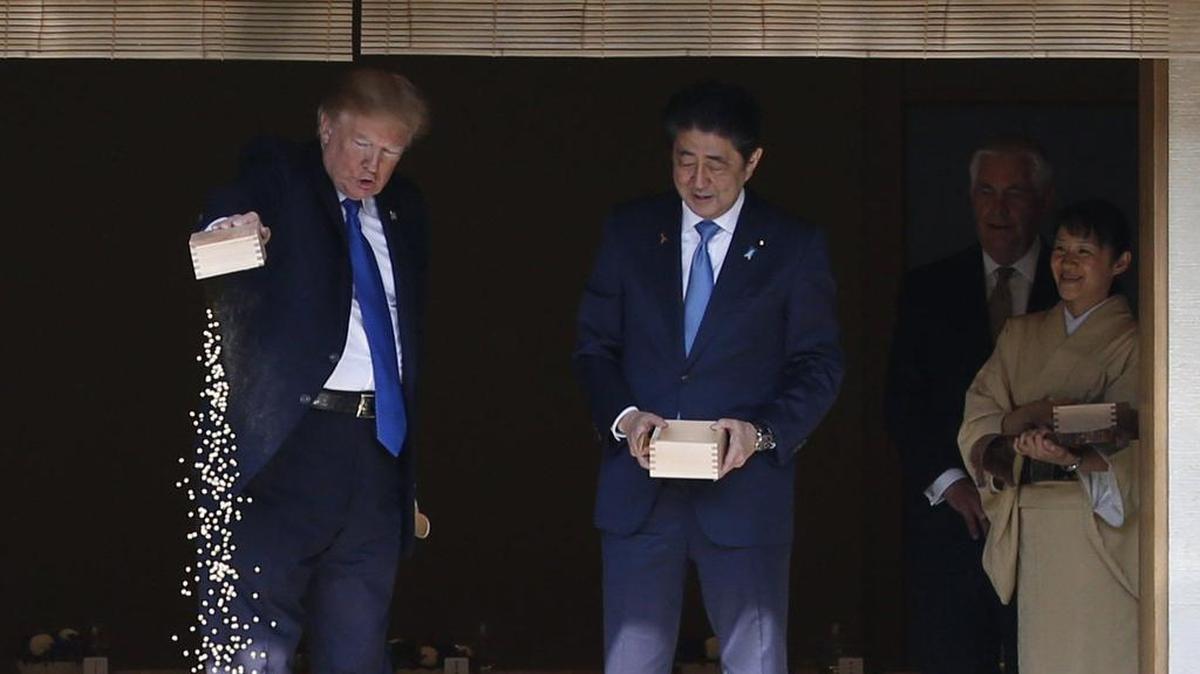 El presidente de EE UU, Donald J. Trump perdió la paciencia y vació de golpe en el agua todo el contenido de la caja de comida para peces.