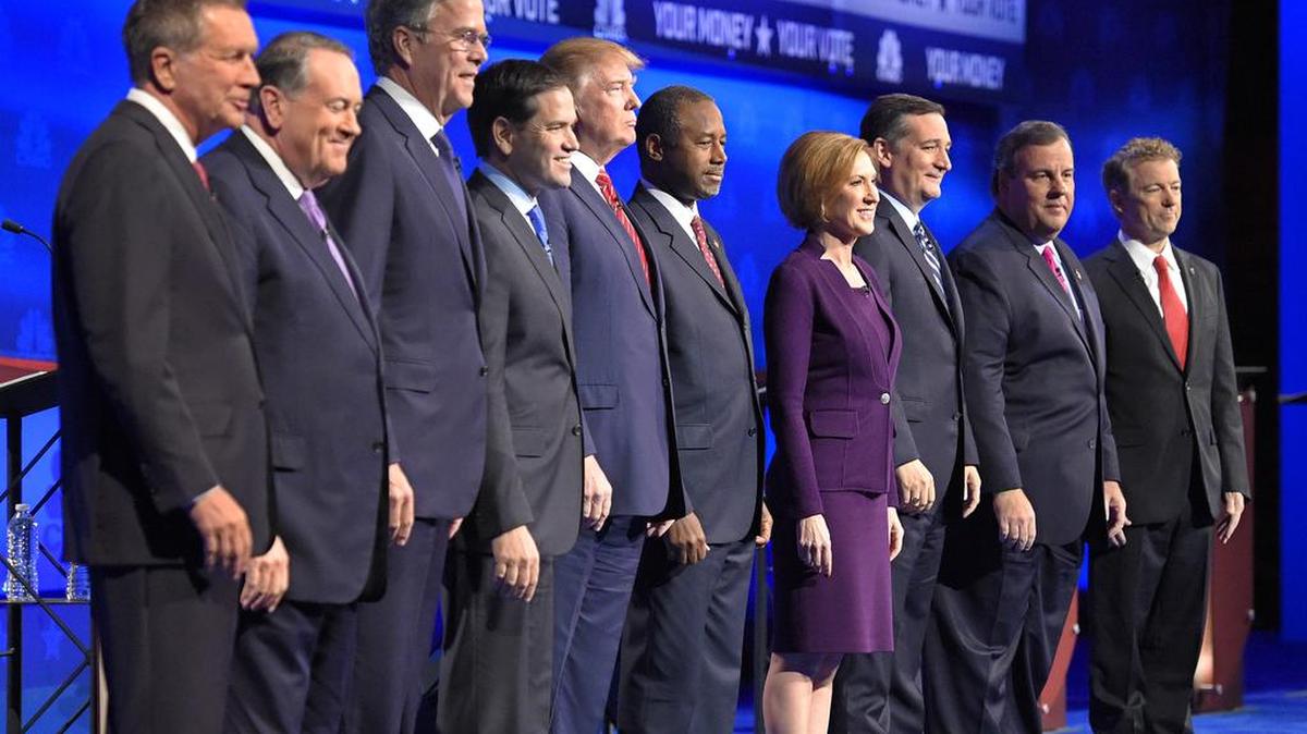 Los diez candidatos que participaron en el debate nocturno del miércoles se toman una foto juntos antes del evento.