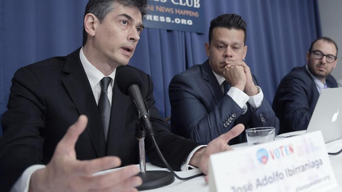 De izq. a der., José Adolfo Ibirraniaga, Iván Silva Yanome y Roberto Trad, Director Ejecutivo del grupo “Tell them to Vote AC”, durant la presentación el lunes en Washington de la campaña.