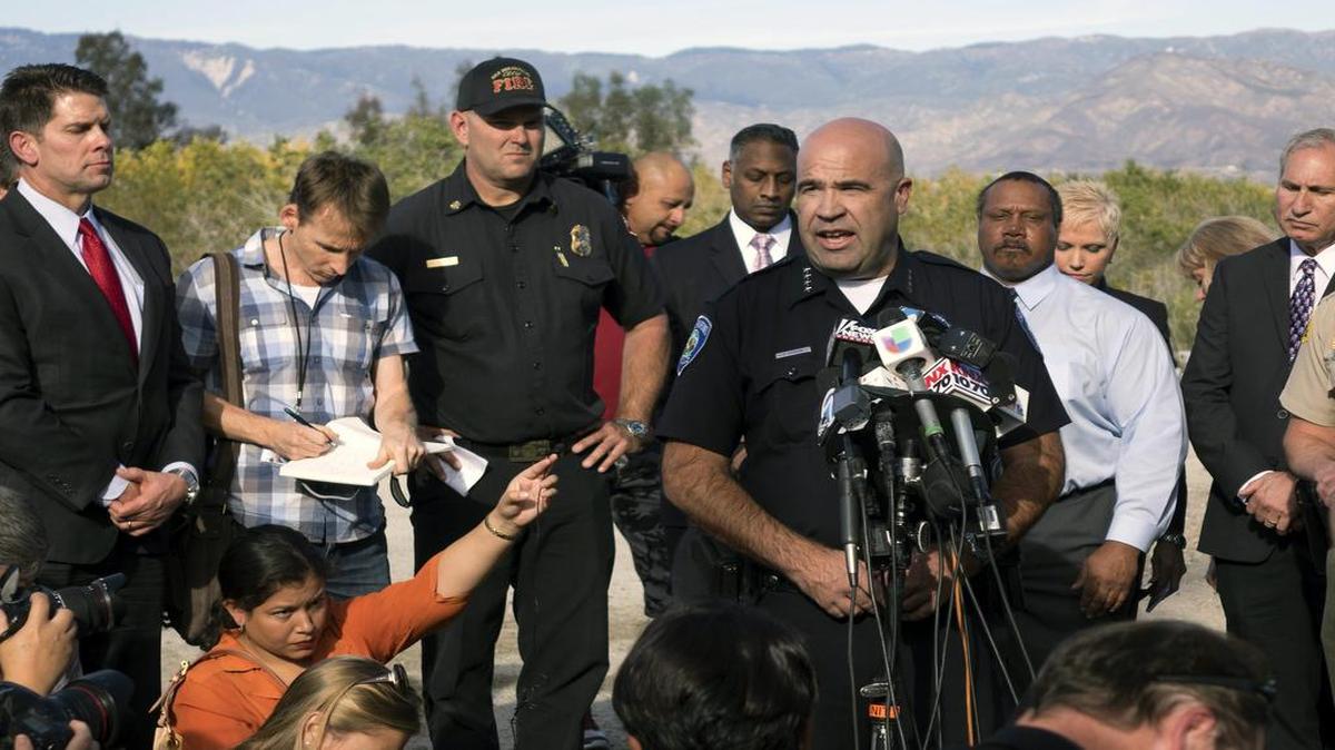 El jefe de la policía de San Bernardino Jarrod Burguan (c) ofrece declaraciones a periodistas durante una rueda de prensa cerca a la escena de un tiroteo hoy, miércoles 2 de diciembre de 2015, en el Centro Regional Inland en San Bernardino.