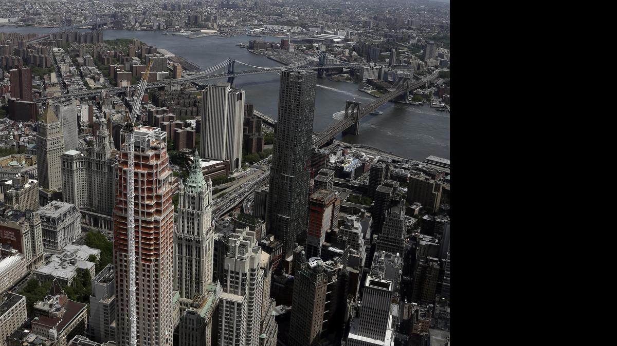 
Vista general de Manhattan desde el edificio One World Trade Center de Nueva York, más conocido como la Torre de la Libertad, que presentó el miércoles su nuevo observatorio que, a 381,25 metros de altura, ofrece una escalofriante vista de Manhattan, Brooklyn y Nueva Jersey.


