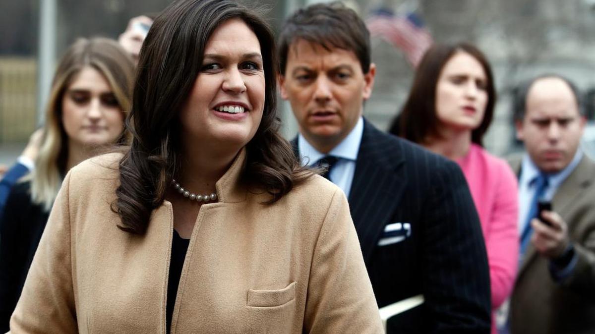La portavoz Sarah Huckabee Sanders se dirige al Ala Oeste de la Casa Blanca, el 22 de enero del 2018.