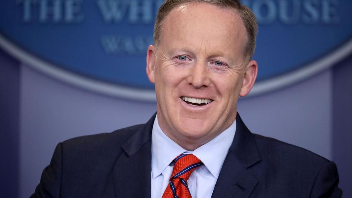 El secretario de prensa de la Casa Blanca, Sean Spicer, responde a las preguntas de los periodistas durante la conferencia de prensa diaria en la Sala de prensa de Brady en la Casa Blanca el 11 de abril de 2017 en Washington, DC. Spicer dijo que, a diferencia del presidente sirio, Bashar Al-Assad, el líder nazi Adolfo Hitler no usó armas químicas.