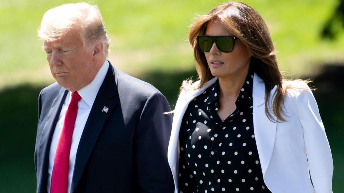 En esta foto de archivo tomada el 24 de agosto de 2018, el presidente estadounidense Donald Trump y la primera dama Melania Trump caminan hacia Marine One antes de partir desde el jardín sur de la Casa Blanca en Washington, DC, mientras viajan a Ohio.