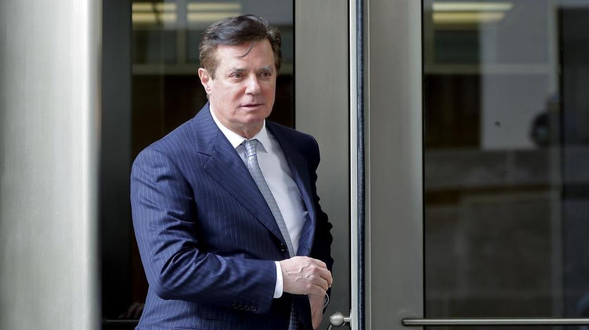 En esta foto de archivo del 14 de febrero de 2018, Paul Manafort, ex presidente de la campaña del presidente Donald Trump, abandona el juzgado federal en Washington.