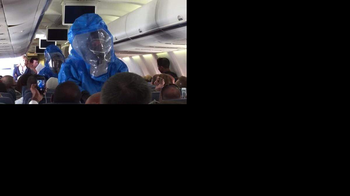 
Especialistas del Centro para el Control y Prevención de Enfermedades de Estados Unidos abordan un vuelo de US Airways donde un hombre en tono de broma dijo tener ébola.
