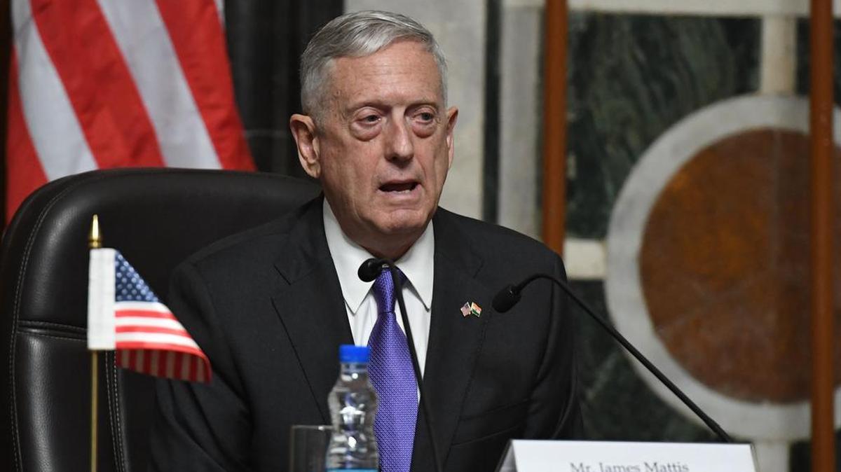 El secretario de Defensa de EEUU, James Mattis, habla con la prensa durante su visita a Nueva Delhi, India, el 26 de septiembre de 2017.