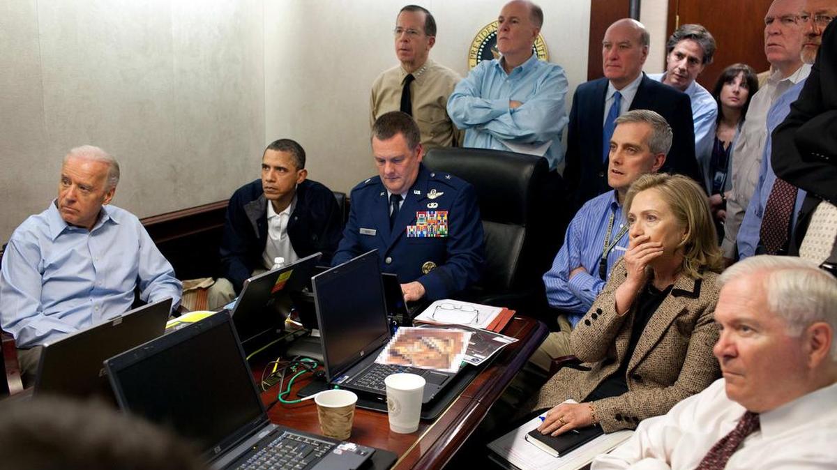 Foto de archivo del 1ro de mayo de 2011 publicada por la Casa Blanca y alterada digitalmente para ocultar información en documentos impresos. La imagen muestra al presidente Barack Obama y la entonces secretaria de Estado Hillary Clinton, entre otros altos funcionarios del gobierno, monitoreando la operación para capturar a Osama Bin Laden.