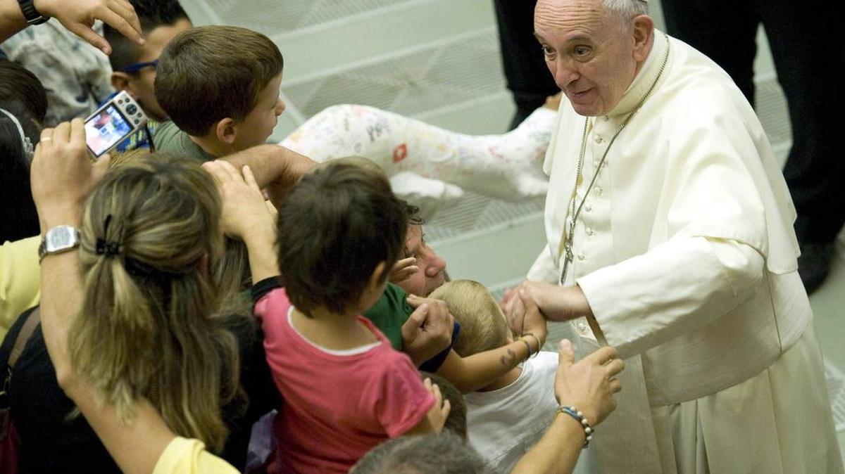 
El papa Francisco saluda a varios niños luego de una audiencia en el Aula Pablo VI, en el Vaticano, el sábado 12 de septiembre.


