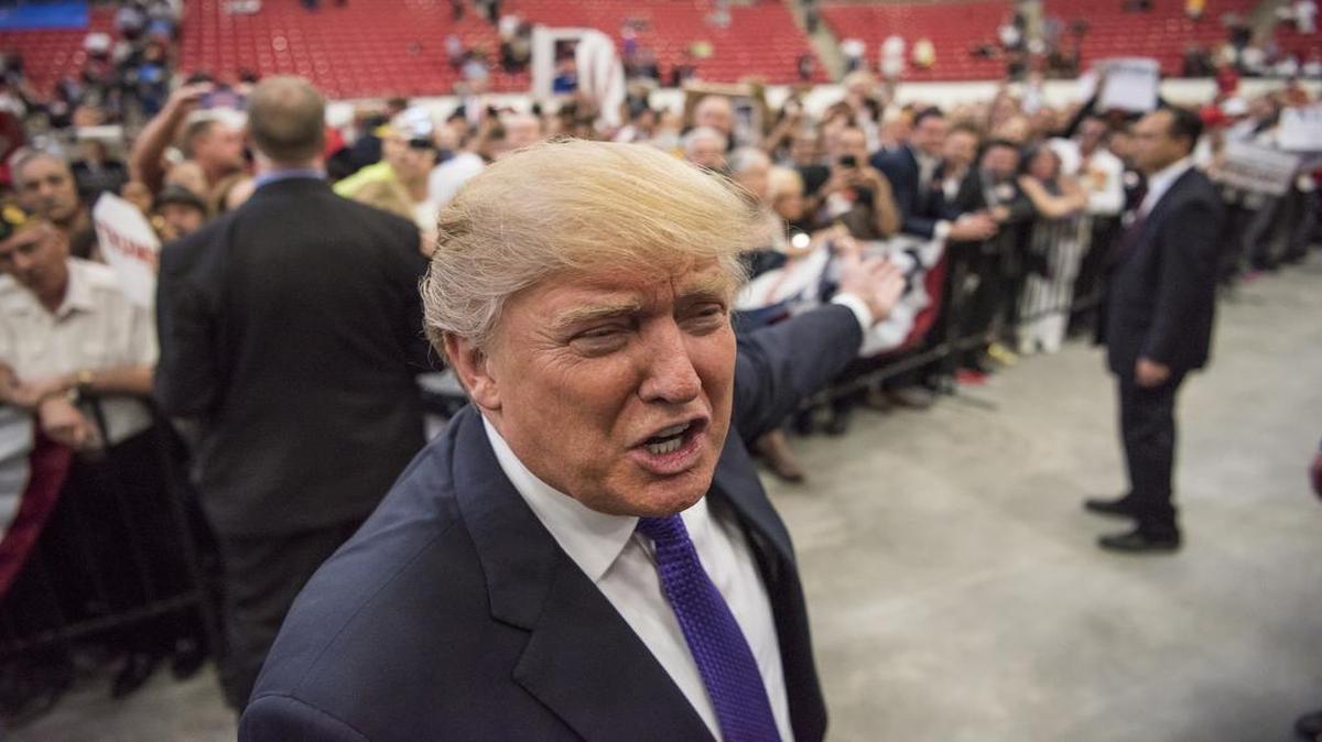 El precandidato presidencial republicano Donald Trump al terminar un acto de campaña en Las Vegas el lunes 22 de febrero.
