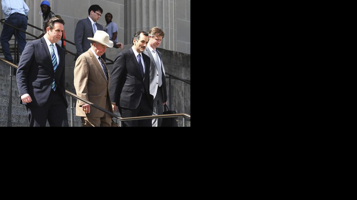 
Abogados del millonario estadounidense Robert Durst salen de un tribunal de Nueva Orleans (Louisiana). Durst, el millonario detenido por un presunto asesinato de hace 15 años y protagonista de una serie documental de la cadena HBO sobre varios casos sin resolver, sugirió en el último episodio del programa, ser el culpable de esos crímenes. 
