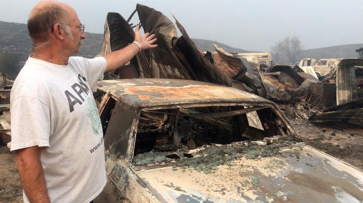 
Un residente muestra a los fotoreporteros lo que quedó de su vivienda tras un devorador incendio en la zona de Okanogan, estado de Washington.
