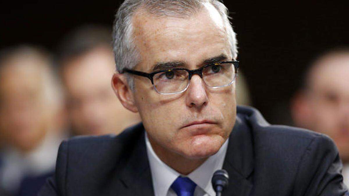 ARCHIVO - En esta fotografía del 7 de junio de 2017, el director interino del FBI, Andrew McCabe, escucha durante una audiencia en la Comisión de Inteligencia del Senado sobre la Ley de Vigilancia de la Inteligencia Extranjera, en el Capitolio, en Washington. Trump reiteró el sábado 23 de diciembre falsedades sobre la esposa de McCabe al reaccionar a trascendidos sobre el próximo retiro del funcionario, hoy subdirector del FBI.