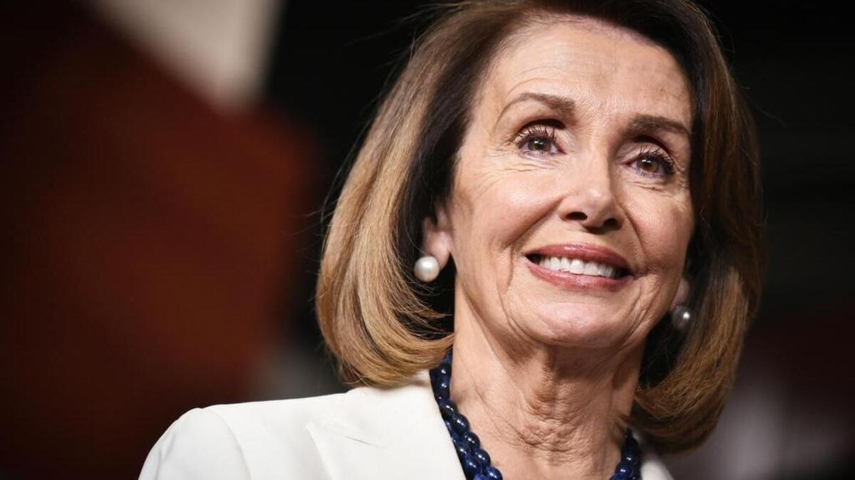 En esta foto de archivo, la líder de la minoría de la Cámara de Representantes, Nancy Pelosi, es vista durante una conferencia de prensa en el Centro de Visitantes de la Cámara de Representantes en el Capitolio de los EEUU en Washington, DC el 30 de noviembre de 2018.