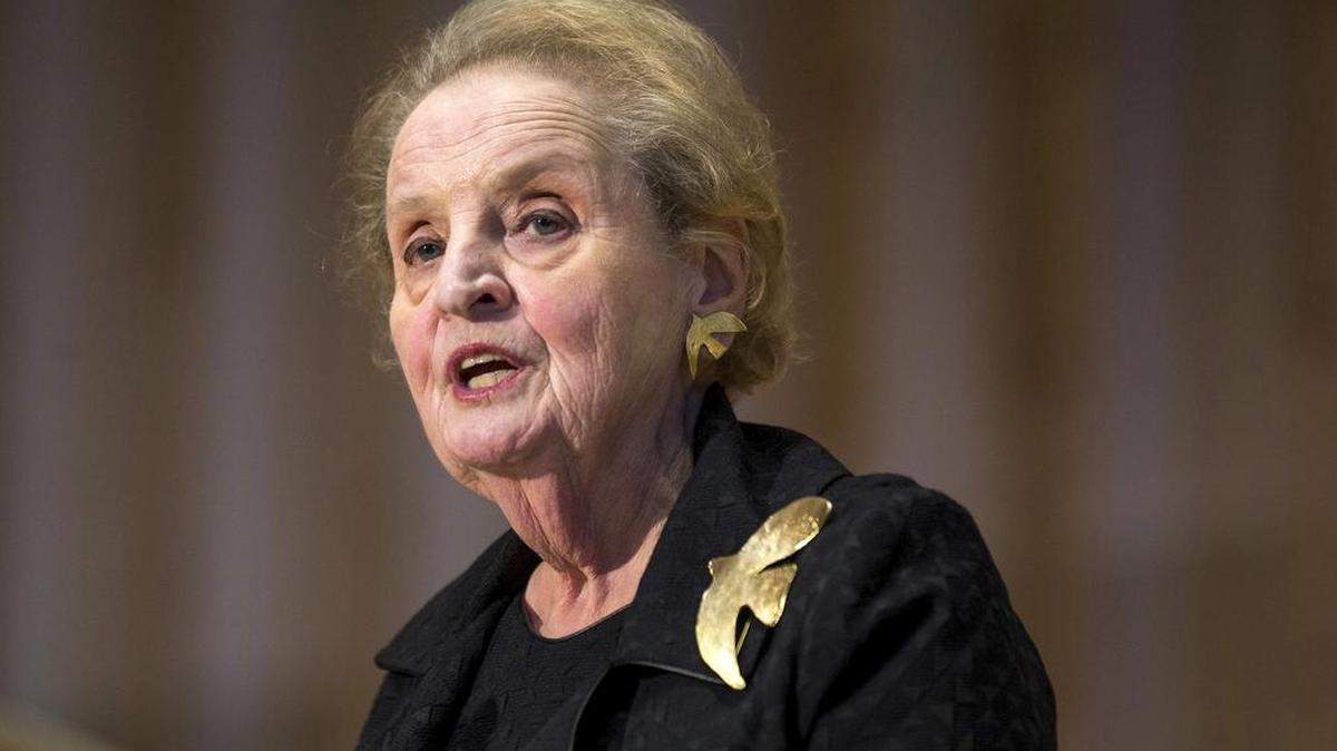 La ex secretaria de Estado, Madeleine Albright, también firmó el documento contra el nuevo decreto antiinmigración del presidente Donald Trump.