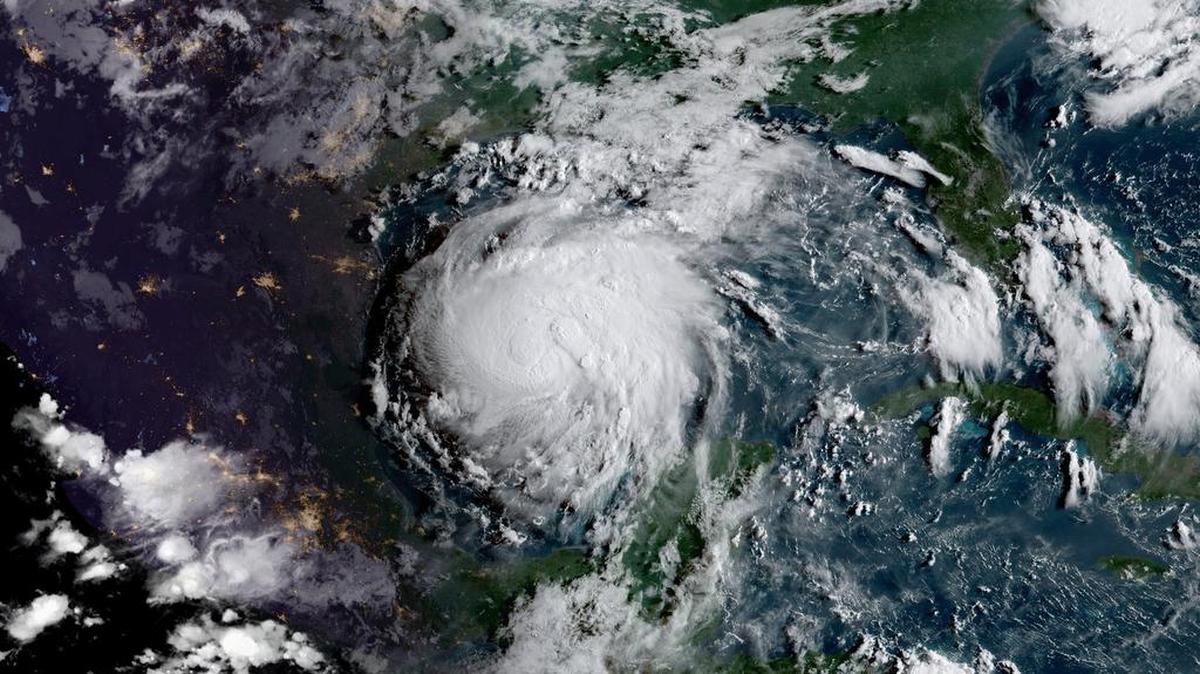 Fotografía fechada el 24 de agosto de 2017 y cedida por la Administración Nacional Oceánica y Atmosférica (NOAA), que muestra una imagen geocolor GOES-16 de la tormenta tropical Harvey, convertida en huracán, en el Golfo de México.