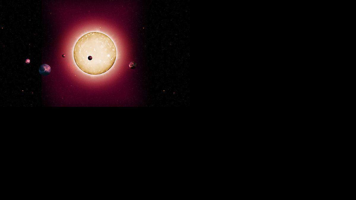 
El sistema planetario fue bautizado como Kepler-444. Su estrella es una “enana naranja”, 25% más pequeña que el Sol y por tanto menos caliente. A su alrededor orbitan cinco planetas.
