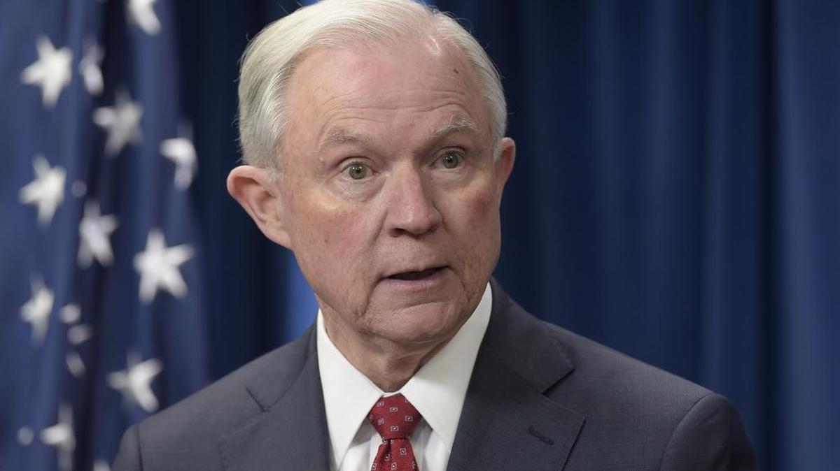 En esta foto de archivo del 6 de marzo de 2017, el Fiscal General Jeff Sessions habla en la oficina de Aduanas y Protección de Fronteras de los Estados Unidos en Washington. El Departamento de Justicia dice que Sesiones se retiró de la investigación de Rusia sólo porque estaba involucrado en la campaña del presidente Donald Trump.