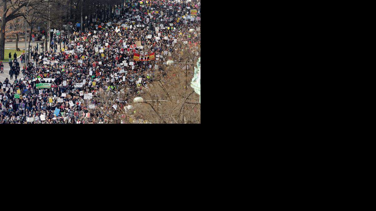 
Durante la manifestación en la Freedom Plaza, a escasa distancia de la Casa Blanca, miles de personas gritaban “Si no hay justicia no hay paz”, la principal consigna de estas movilizaciones.



