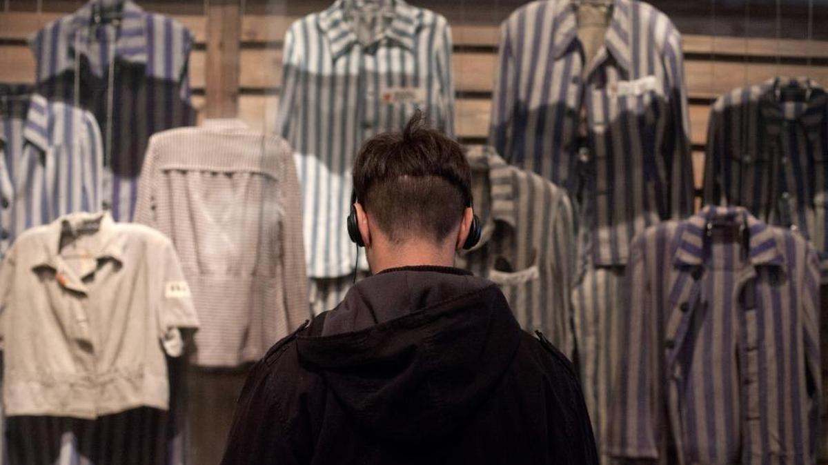 En los juicios de posguerra de Nuremberg se estableció la idea de que la obediencia a una orden ilegal no absuelve a un individuo de su responsabilidad criminal.