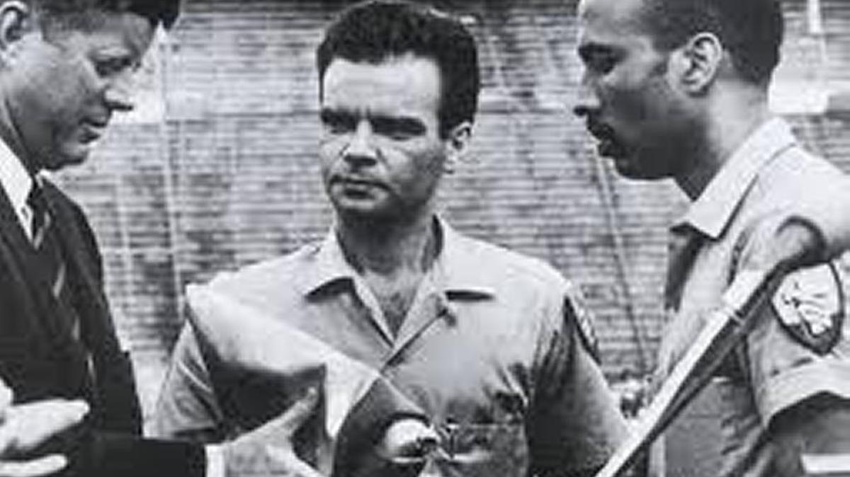Manuel Artime, al centro, líder de la Brigada 2506, con el presidente Kennedy, izquierda, y Eneido Oliva, comandante de la Brigada.