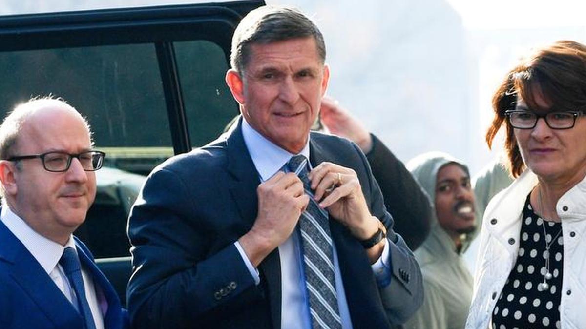 El ex asesor de seguridad nacional de Trump, Michael Flynn, centro, llega a la corte federal en Washington, el 1 de diciembre del 2017.