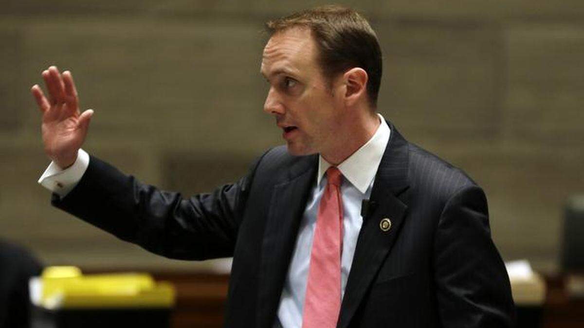 <cutline_leadin>El senador</cutline_leadin> demócrata del estado de Missouri, Scott Sifton habla sobre un proyecto de ley que permitirá a los maestros llevar armas de fuego en las escuelas. <252><252><137>Missouri state Sen. Scott Sifton, D-St. Louis County, speaks on a bill that would allow teachers to carry guns in school Wednesday, Sept. 10, 2014, in Jefferson City, Mo. Missouri lawmakers are considering whether to override Gov. Jay Nixon’s veto of a law allowing specially trained teachers to carry guns and nullifying local ordinances banning the open-carrying of firearms. (AP Photo/Jeff Roberson)<252><137>