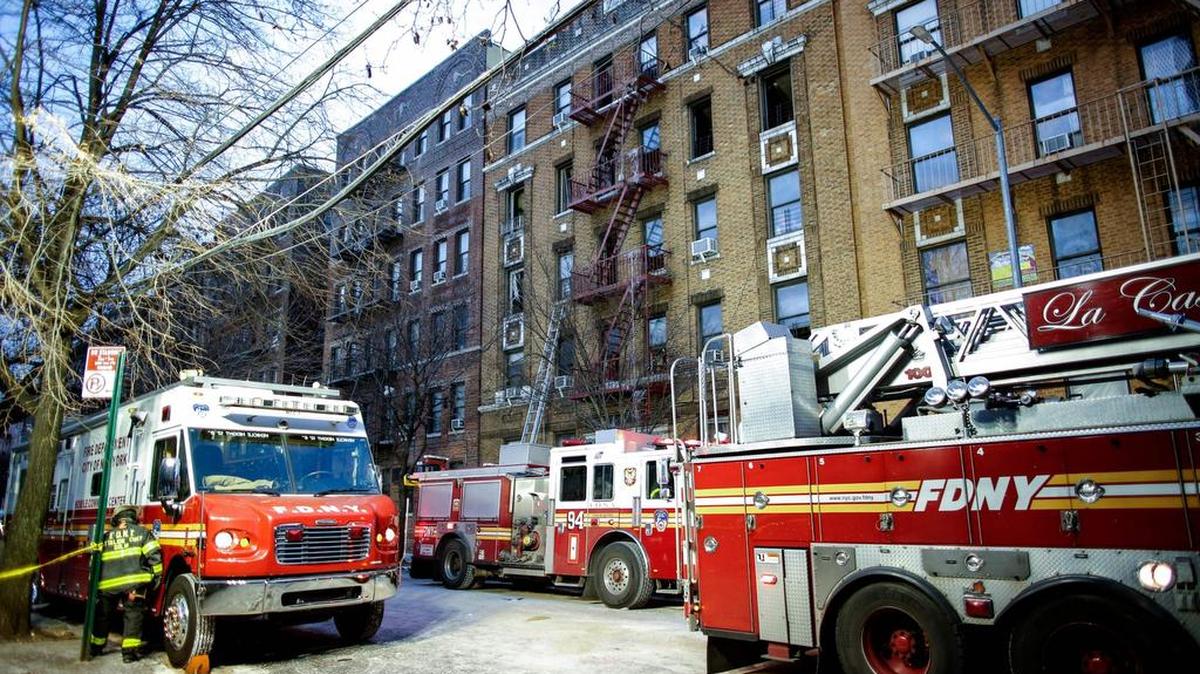 Personal del Departamento de Bomberos de Nueva York (FDNY) en la escena de un incendio en un apartamento en la ciudad del Bronx de la ciudad de Nueva York.