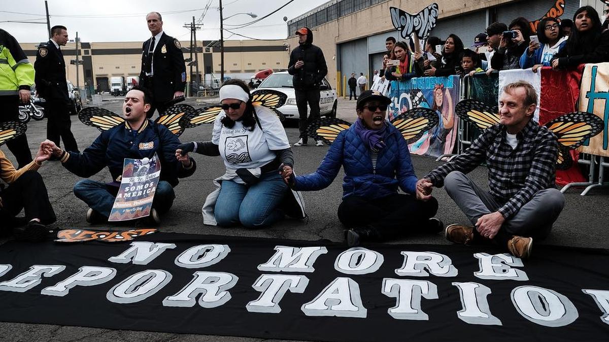 Manifestantes se preparan para ser arrestados fuera de un centro de detención durante una protesta el 23 de febrero de 2017 en Elizabeth, New Jersey. Foto de archivo.