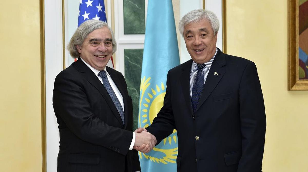 El secretario de Energía de Estados Unidos, Ernest Moniz (izq.), se reunió el miércoles con su homólogo kazajo, Kanat Bozumbayev, para tratar como “fortalecer la seguridad nuclear” en Asia Central.
