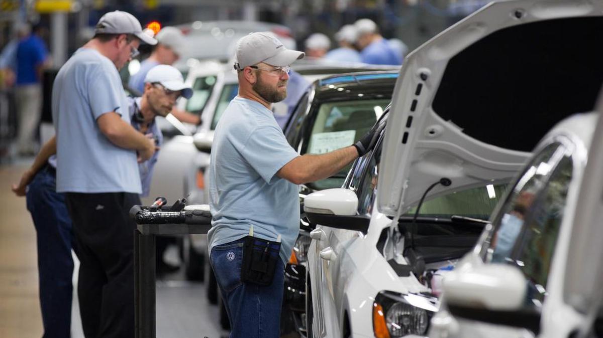 Empleados laboran a finales de octubre en una planta de Volkswagen en Chattanooga, Tennessee.