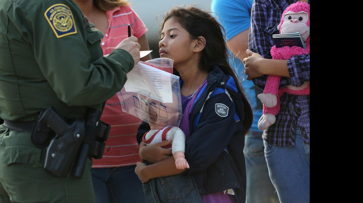 
El número de niños que escapa de la violencia de pandillas y otros peligros en Guatemala, Honduras y El Salvador rumbo a Estados Unidos se ha reducido de manera significativa en comparación con el año anterior.
