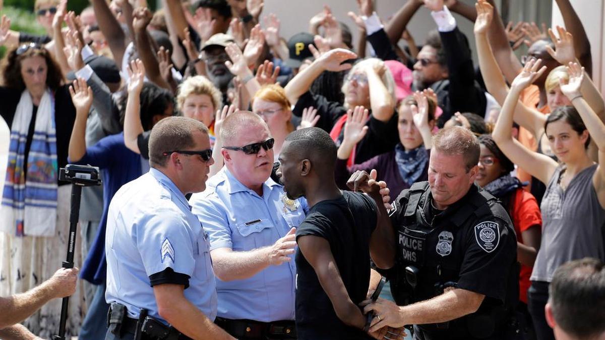
El activista DeRay McKesson es arrestado durante las protestas del lunes.


