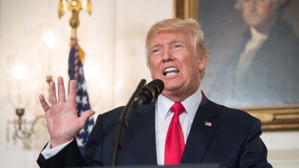 El Presidente de los Estados Unidos, Donald Trump, hace una declaración en la Casa Blanca en Washington, DC, el 14 de agosto de 2017.