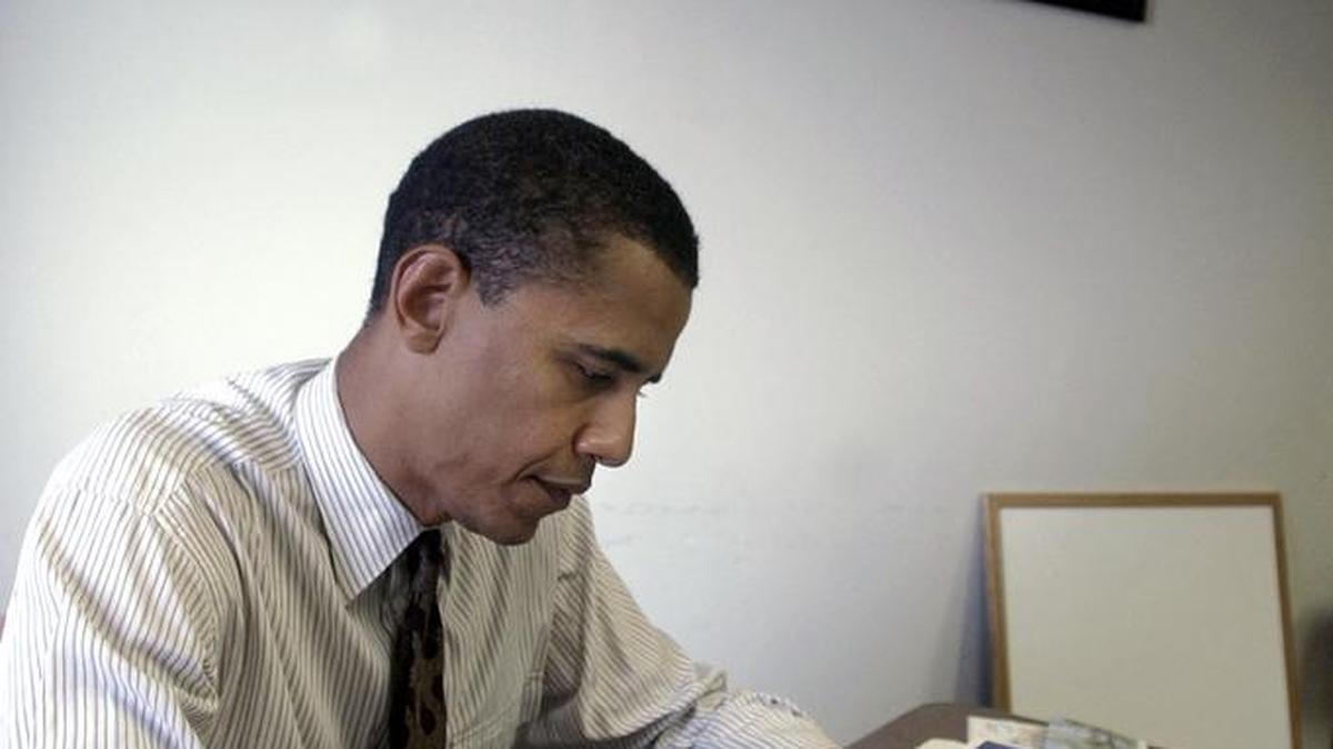 Barack Obama, aún senador en julio del 2004, trabaja en su oficina de Chicago junto a una foto de Muhammad Ali.