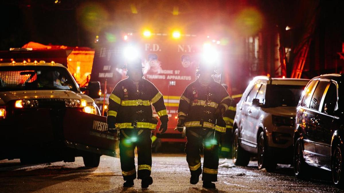 Miembros del Departamento de Bomberos de la Ciudad de Nueva York (FDNY) trabajan en el desalojo de un edificio de apartamentos en Nueva York, Estados Unidos, el 28 de diciembre de 2017.