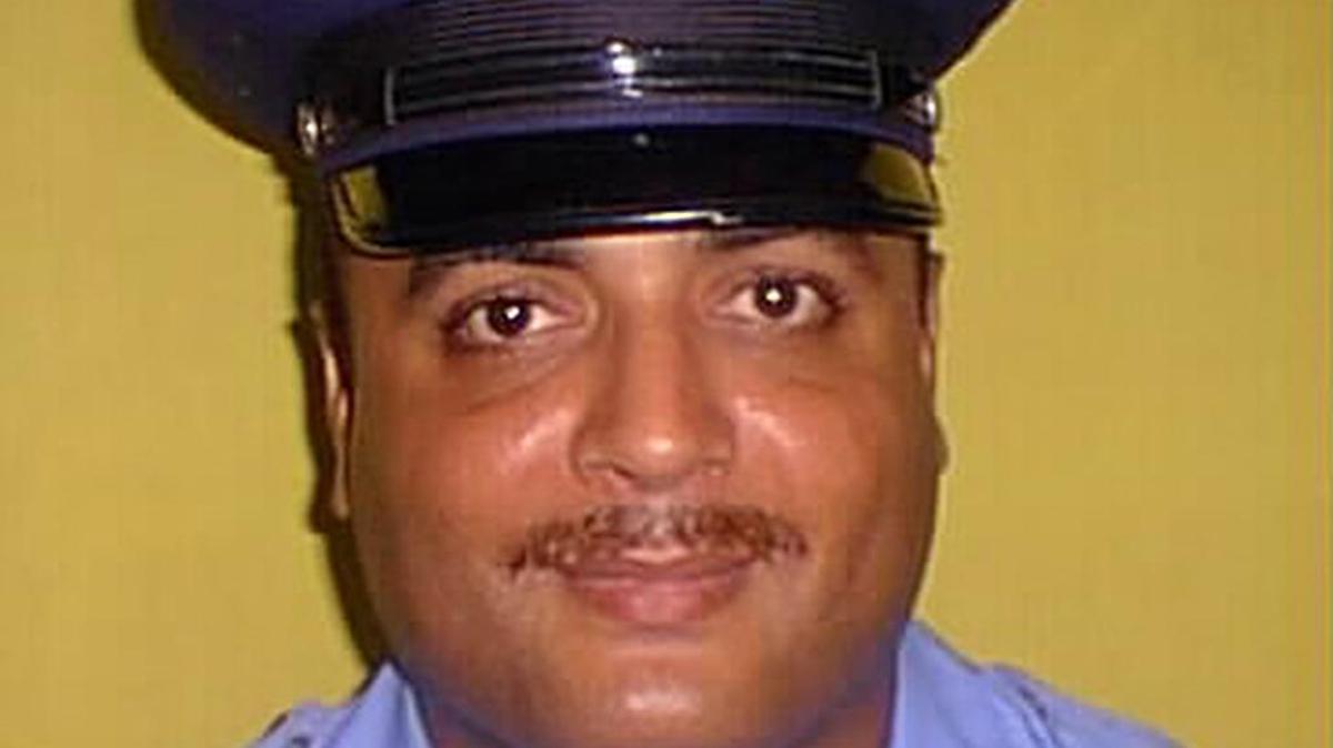 Guarionex Candelario Rivera en su uniforme policial en Puerto Rico.
