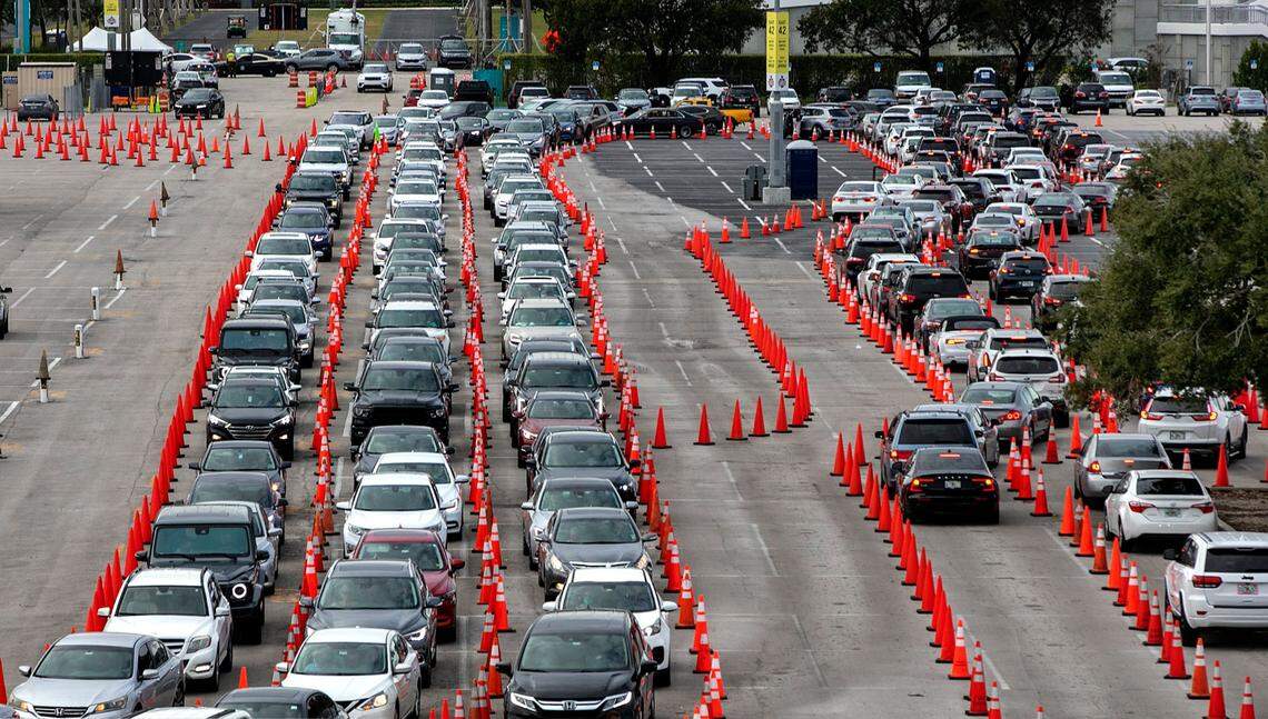 Se ven largas filas fuera del sitio de prueba del Hard Rock Stadium que comenzó a ofrecer vacunas COVID-19 el viernes a personas mayores de 65 años y también a trabajadores de atención médica de primera línea. Es el primer centro de pruebas estatal en el condado de Miami-Dade que ofrece vacuna.
