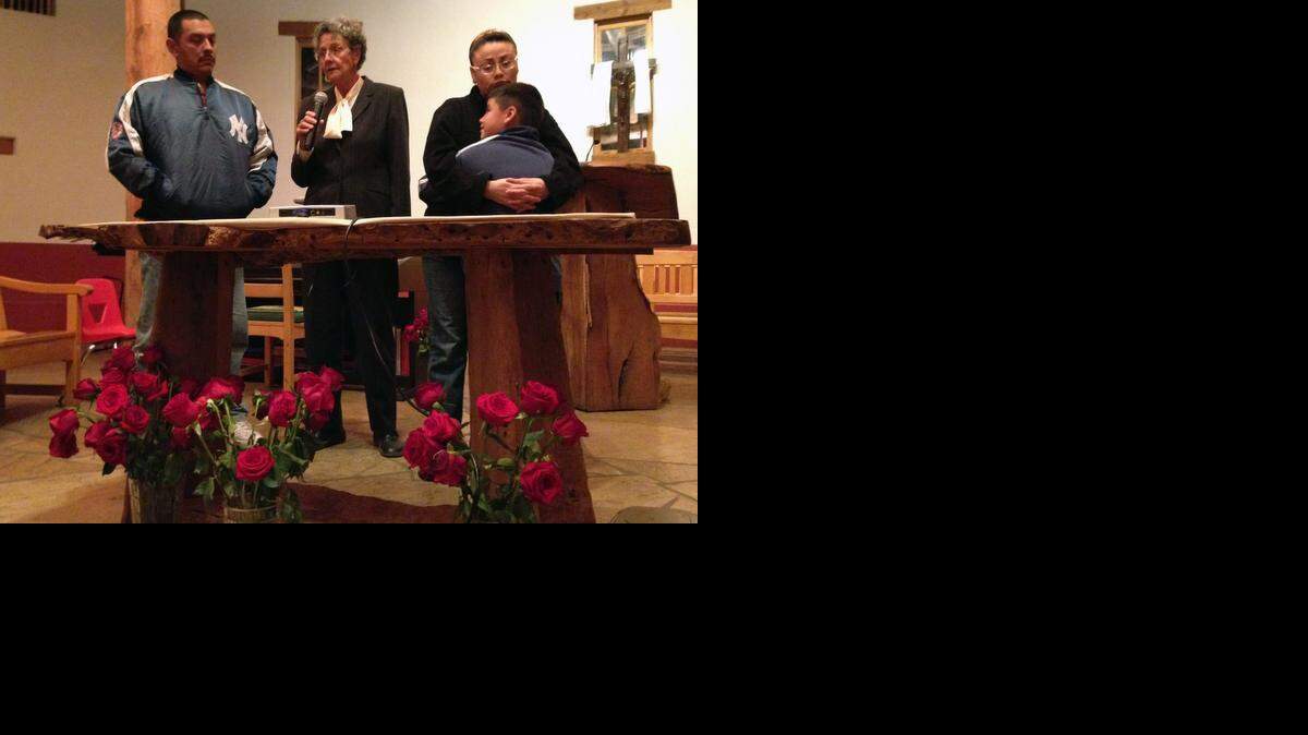 
Rosa Loreto (der.) abraza a su hijo José Emiliano, en la iglesia Southside Presbyterian, en Tucson, Arizona, donce se encuentra refugiada para que no la deporten.
