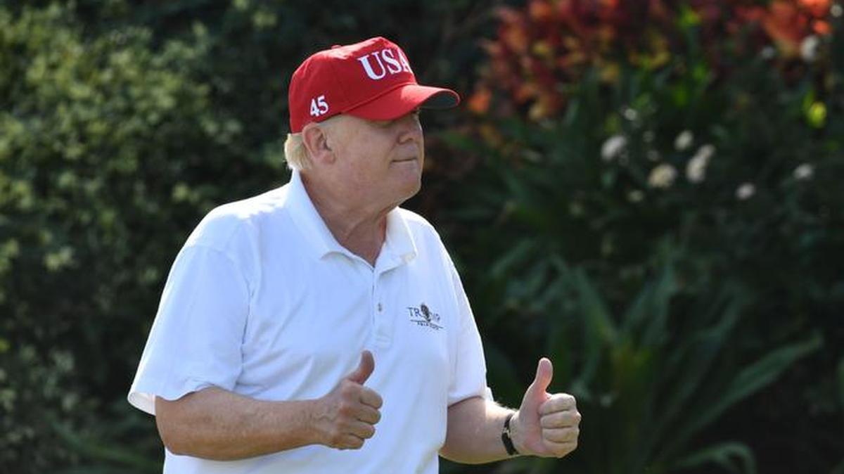 El presidente de EE UU, Donald Trump, gesticula mientras se reúne con miembros del servicio de la Guardia Costera de los Estados Unidos para jugar al golf en el Trump International Golf Course en Mar-a-Lago, Florida el 29 de diciembre de 217.