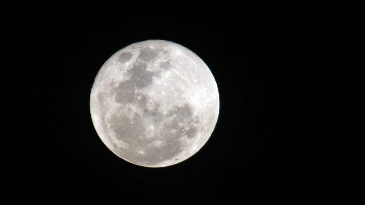 
Este viernes, último día de julio, se podrá ver en el cielo una “luna azul”, algo que ocurre aproximadamente cada tres años y que no volverá a producirse hasta enero del 2018.
