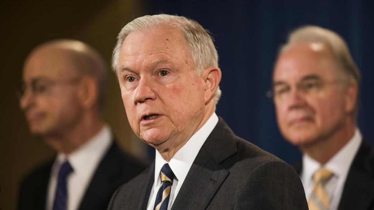 El secretario de Justicia Jeff Sessions anuncia el jueves en Washington los resultados de la investigación contra el fraude al Medicare y la gran batida a los supuestos implicados.