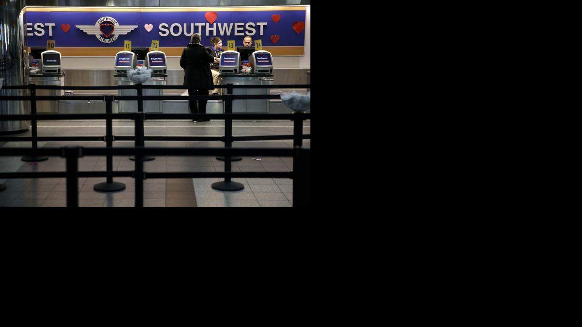 
La aerolínea estadounidense Southwest Airlines canceló en las últimas horas un centenar de vuelos por problemas en las inspecciones de mantenimiento.
