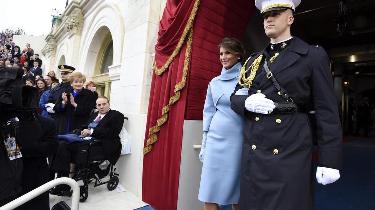 Melania Trump (izq) llega escoltada por un marine al Capitolio para asistir a la ceremonia de investidura de Donald J. Trump como 45º presidente de los Estados Unidos en Washington DC hoy, 20 de enero de 2017.