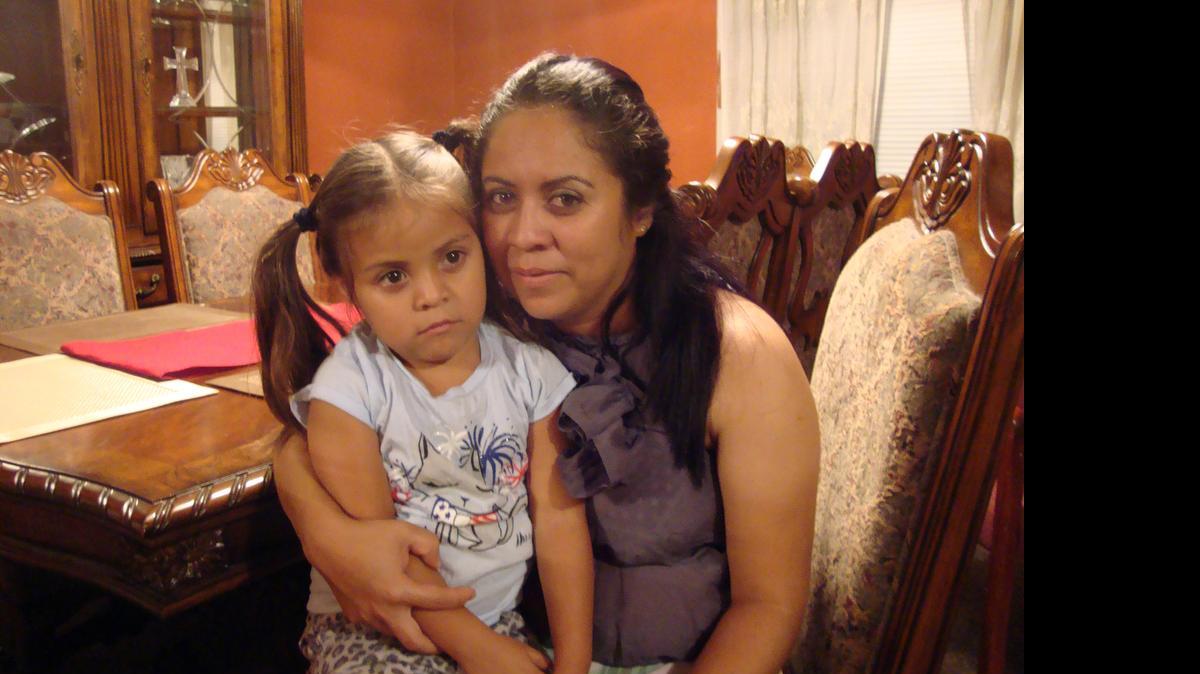 
Alba Veronica Cruz Montano, de 32 años, junto a su hija Valeria Nicole Escobar Cruz, de 3 años, tras su salida de un centro de detención en Texas.
