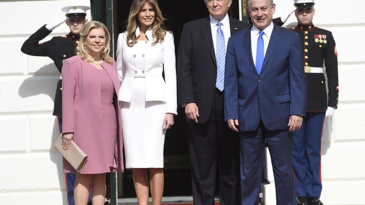 El presidente estadounidense Donald Trump y primera dama Melania Trump dan la bienvenida al primer ministro israelí Benjamin Netanyahu ya su esposa Sara en la Casa Blanca en Washington, DC, el 15 de febrero de 2017.