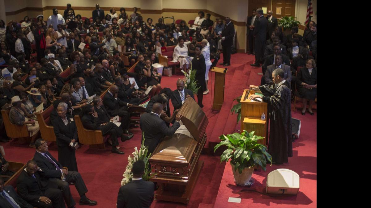
El primer funeral fue el de Ethel Lance, de 70 años, una vecina de Charleston y feligresa de la iglesia Emanuel, durante casi toda su vida. 
