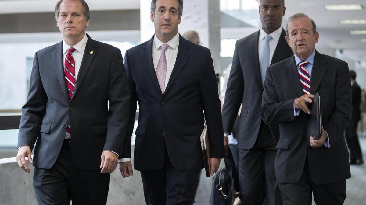 El abogado personal de Trump y exconsejero jefe de su grupo de empresas, Michael Cohen (c), su abogado Stephen Ryan (d) y miembros de seguridad reciben a los medios de comunicación en el edificio Hart del Senado después de que se cancelase su reunión con el Comité de Inteligencia del Senado en el Capitolio en Washington, Estados Unidos, el 19 de septiembre de 2017.