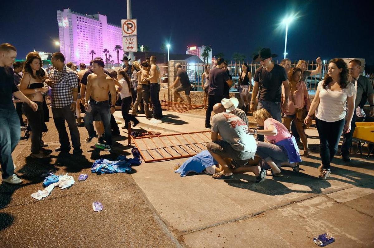 La gente ayuda a los heridos después de un tiroteo en el 1 de octubre de 2017 en Las Vegas, Nevada.