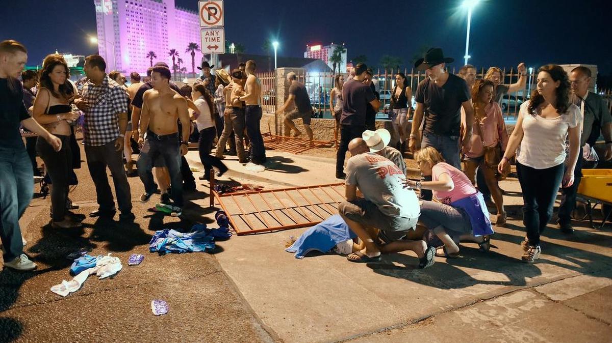 La gente ayuda a los heridos después de un tiroteo en el 1 de octubre de 2017 en Las Vegas, Nevada.